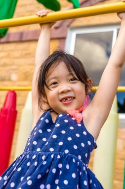 Bahçesi, izole Studio oynayan çocuk