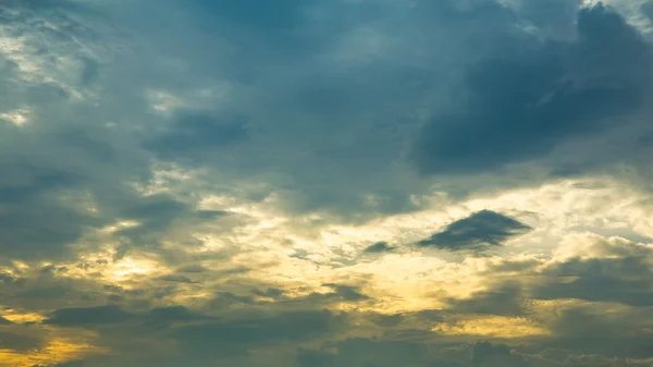 Niebo z chmur na zachód lub wschód słońca tło, Hdr — Zdjęcie stockowe