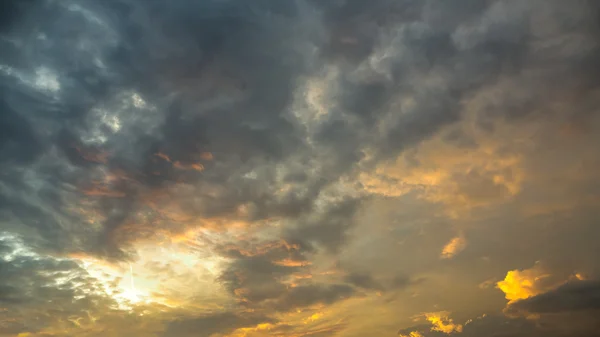 Dramatická obloha s mraky při západu slunce nebo Sunrise pozadí, Hdr — Stock fotografie