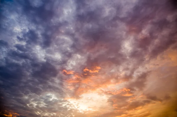 Dramatyczne niebo z chmur na zachód lub wschód słońca tło, Hdr — Zdjęcie stockowe