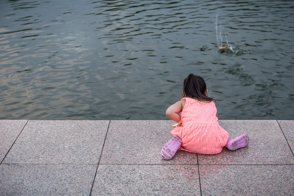 Το παιδί που θηλάζουν τα ψάρια στη λίμνη — Φωτογραφία Αρχείου