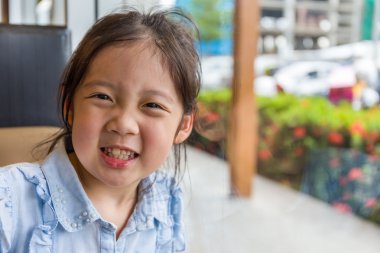 Mutlu Asyalı çocuk gülümseyen portre