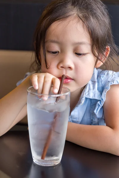 Anak Menggunakan Jerami untuk Minum Air dari Kaca — Stok Foto