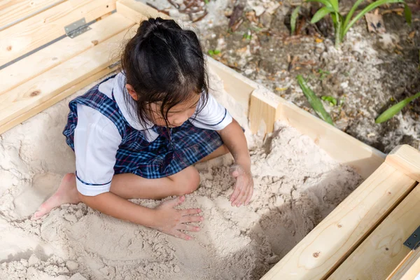 Το παιδί παίζοντας άμμο στο Sandbox — Φωτογραφία Αρχείου