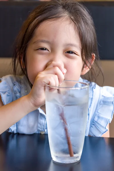 Anak minum air dari kaca — Stok Foto