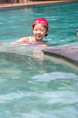 Yüzme havuzundaki çocuk
