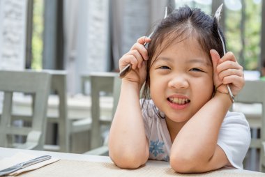 Çocuk Holding kaşık ve çatal