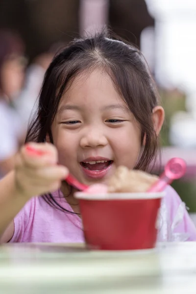 Anak bahagia makan es krim — Stok Foto