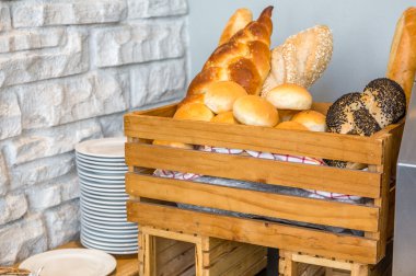 Ahşap kutusunda kızarmış ekmek