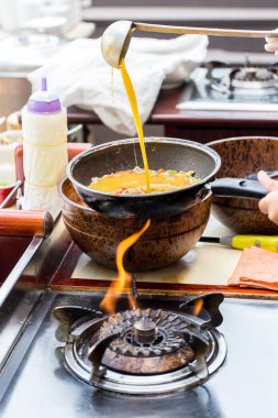 Tavada omlet pişirme