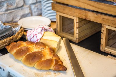 Ekmek bıçağı ile blokta