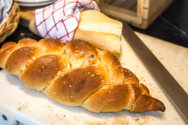 Limpa bröd på Block med kniv — Stockfoto