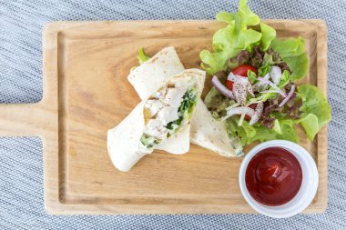 Tavuk sarma taze sebze ile