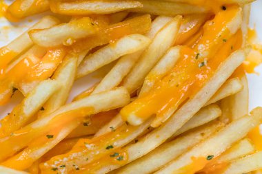 Patates kızartması eritilmiş kaşar peyniri ile