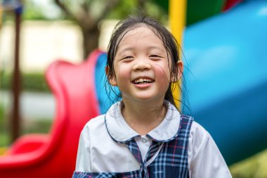 Gülen çocuk yüz ifadesi 