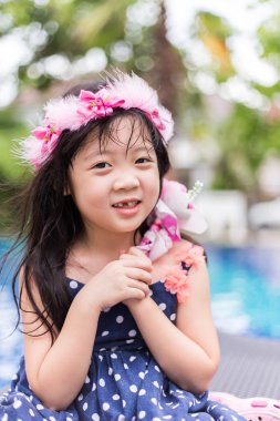 Yüzme Havuzu, şirin Asyalı kız