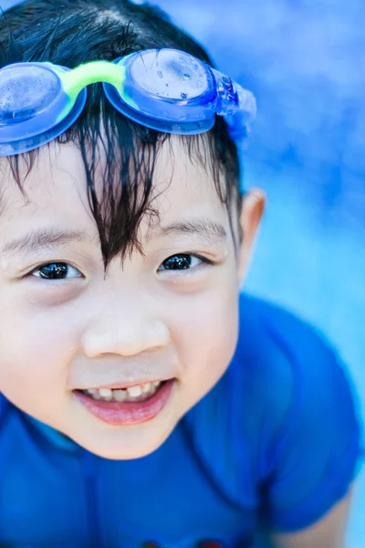 Söt asiatisk tjej vid pool — Stockfoto