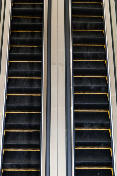Escada rolante em um edifício público — Fotografia de Stock