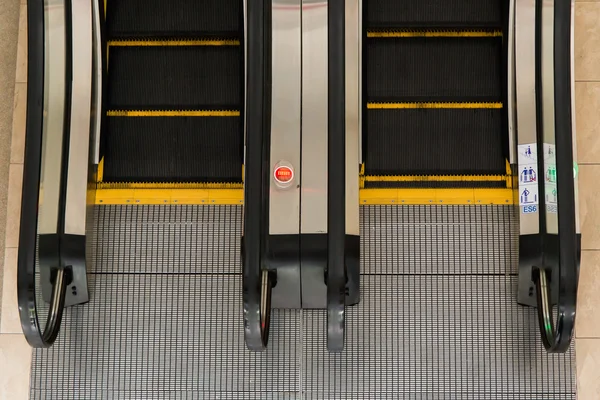 Escaleras mecánicas en un edificio público — Foto de Stock