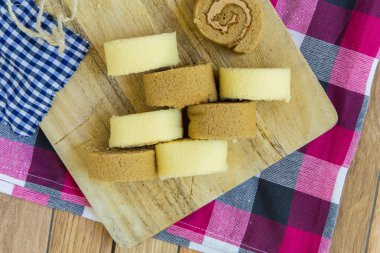 Grup vanialla ve kahve pasta rulo. 