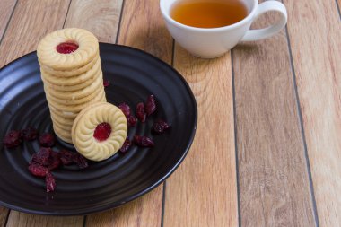 Kızılcık Reçeli ile ev yapımı kurabiye dolu