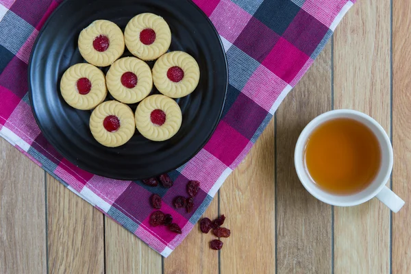 Hausgemachte Kekse gefüllt mit Preiselbeermarmelade — Stockfoto