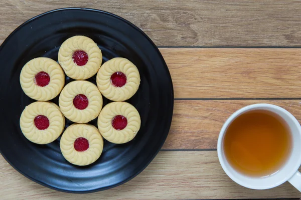 Zelfgemaakte koekjes gevuld met cranberry jam — Stockfoto