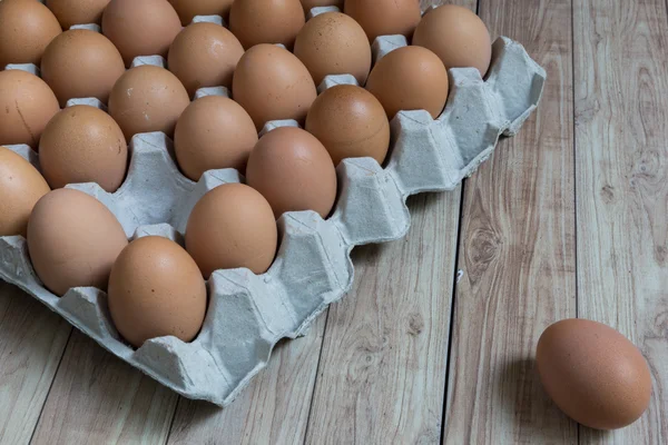 Leadership Concept : An egg is outstanding from the group of bro — Stock Photo, Image