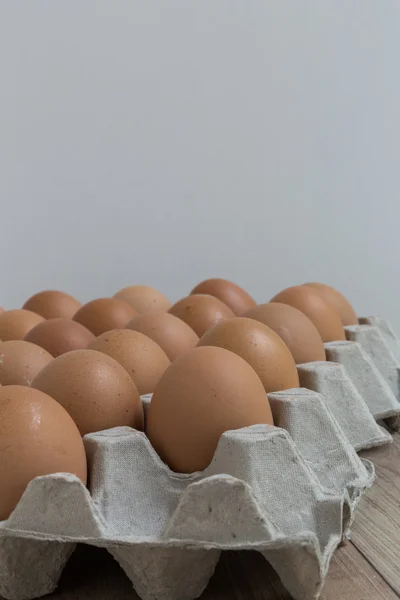 Conceito de ausência: um ovo desaparece do grupo de ovos . — Fotografia de Stock