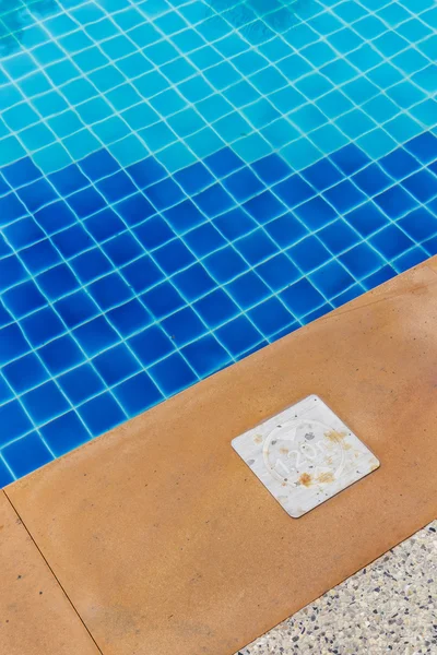 Schild weist auf Tiefe eines Schwimmbades hin — Stockfoto