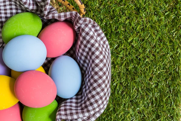 Bunte Eier im Korb — Stockfoto