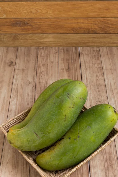 Mangos en cesta sobre fondo de madera —  Fotos de Stock