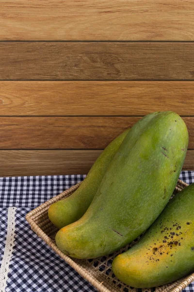 Mangos en cesta sobre fondo de madera —  Fotos de Stock