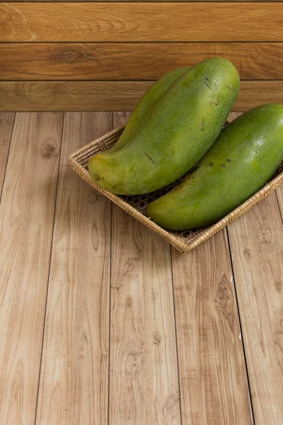Mangos en cesta sobre fondo de madera —  Fotos de Stock