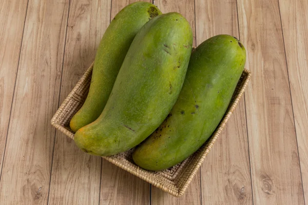 Mangos en cesta sobre fondo de madera —  Fotos de Stock