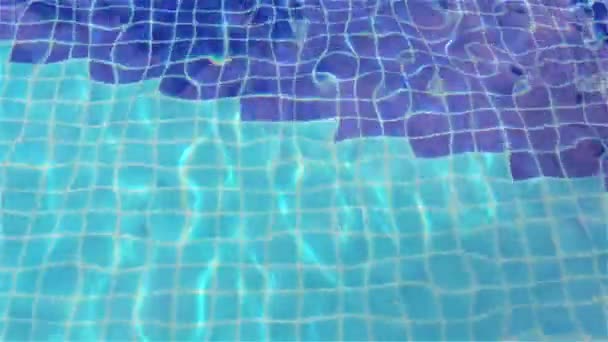 Agua reaccionando con la luz del sol en la piscina — Vídeos de Stock