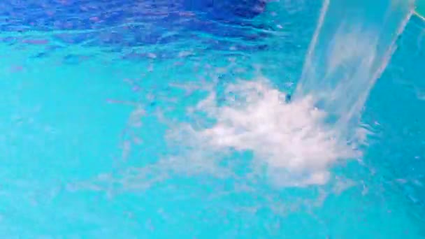 Apa cade în piscină albastră — Videoclip de stoc