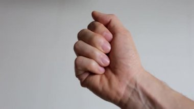 El hap, takviyeleri, vitaminler, ya da ilaç tutan ve sahibinin ağzına koyarak : Beyaz Arka Plan üzerinde izole