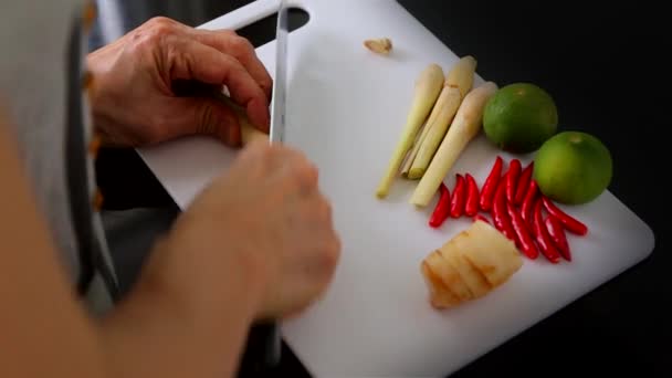 Preparación de alimentos: Thai Dish Tom Yum Kung Soup — Vídeo de stock
