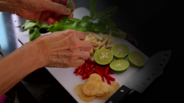 Preparación de alimentos: Thai Dish Tom Yum Kung Soup — Vídeo de stock