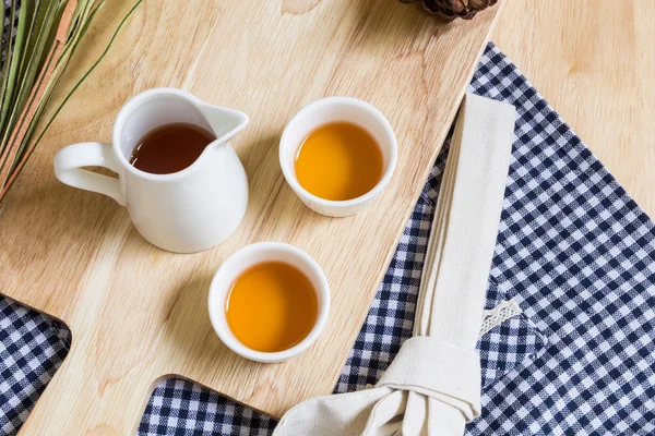 Wood Texture Cutting Plate with Cups of Tea — Stok fotoğraf