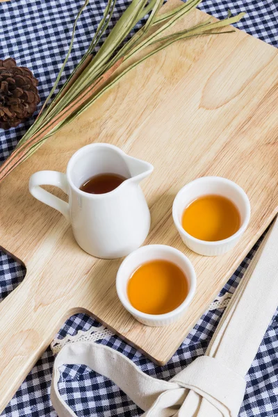 Wood Texture Cutting Plate with Cups of Tea — Stok fotoğraf