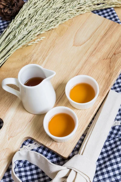 Wood Texture Cutting Plate with Cups of Tea — Stok fotoğraf