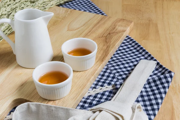 Wood Texture Cutting Plate with Cups of Tea — Stock Photo, Image