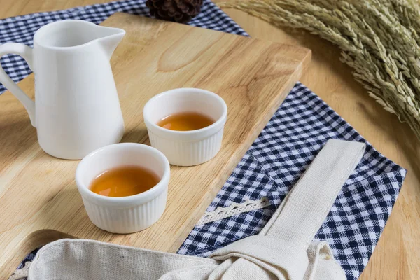 Wood Texture Cutting Plate with Cups of Tea — Stock Photo, Image