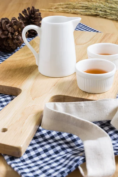 Wood Texture Cutting Plate with Cups of Tea — Stock Photo, Image