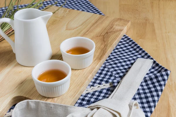 Wood Texture Cutting Plate with Cups of Tea — Stock Photo, Image