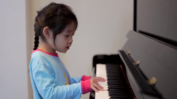 Lilla flicka spelar piano — Stockvideo