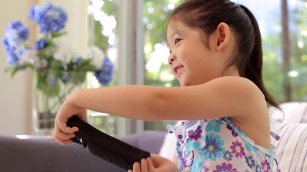 Kisgyerek, egy lány élvezi, videó lejátszás Game otthon — Wideo stockowe