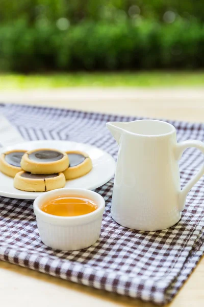 Cookies and Hot Tea in Garden — Stock Photo, Image